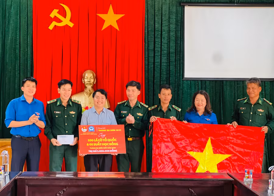 Thành Đoàn Pleiku, Câu lạc bộ Tiếng Anh vì cộng đồng tỉnh Bình Dương tặng 100 lá cờ Tổ quốc cho Đồn Biên phòng Ia Púch. Ảnh: P.L