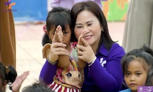 Bà Trần Thị Mười và những trẻ em nghèo Bà Trần Thị Mười và những trẻ em nghèo