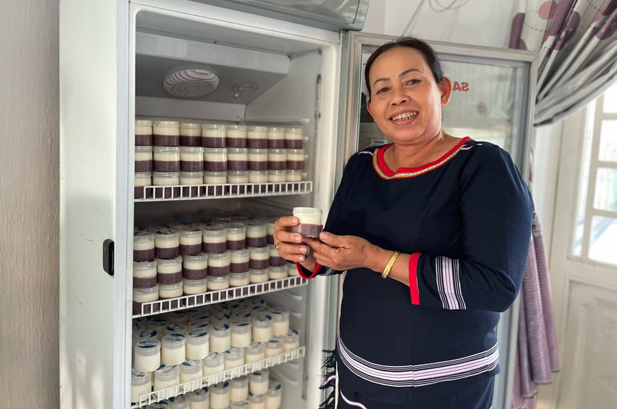 Sản phẩm sữa chua truyền thống và sữa chua nếp cẩm Cô út Siu Thị đạt chứng nhận OCOP 3 sao cấp tỉnh năm 2023 Ảnh: Vũ Chi Sản phẩm sữa chua truyền thống và sữa chua nếp cẩm Cô út Siu Thị đạt chứng nhận OCOP 3 sao cấp tỉnh năm 2023 Ảnh: Vũ Chi