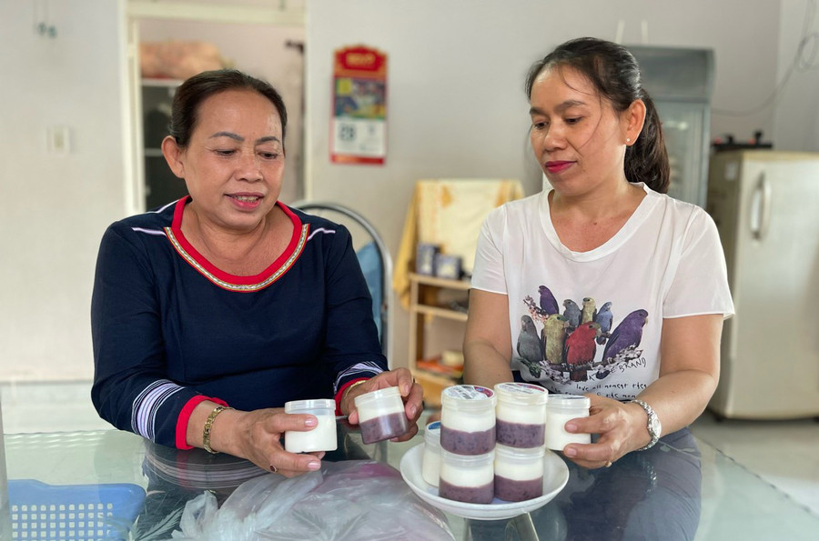 Chị Siu Thị Ngọc Thảo (bìa phải) và chị Siu Thị Thu Vân dành nhiều tâm huyết cho sản phẩm sữa chua. Ảnh: V.C Chị Siu Thị Ngọc Thảo (bìa phải) và chị Siu Thị Thu Vân dành nhiều tâm huyết cho sản phẩm sữa chua. Ảnh: V.C