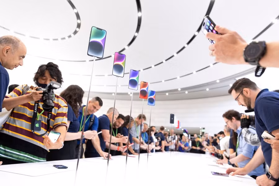 Khách hàng trải nghiệm các sản phẩm của Apple tại cửa hàng ở Cupertino, California, Mỹ. Ảnh: AFP/TTXVN