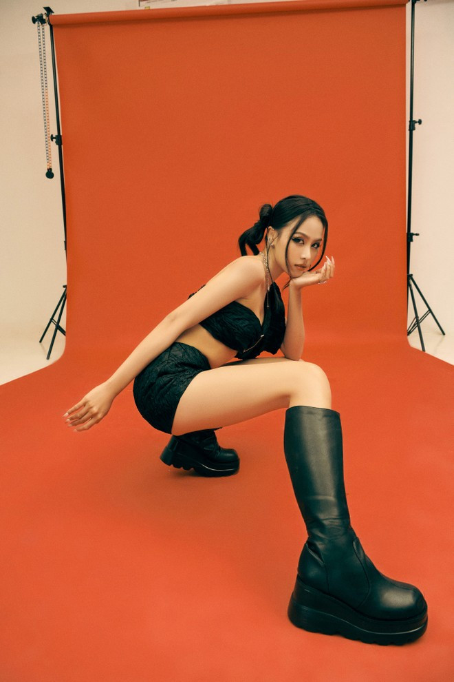 Trang phục được chọn là mẫu trang phục độc đáo của nhà thiết kế Tron Bùi, kết hợp cùng đôi boot cổ cao cùng tông màu. (Ảnh: CTV/Vietnam+)