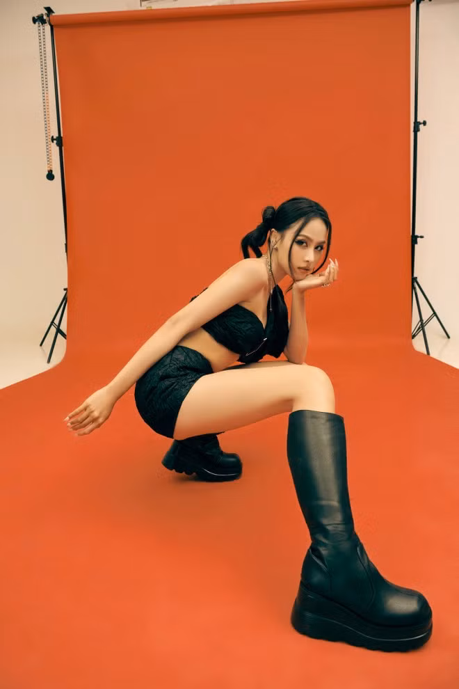 Trang phục được chọn là mẫu trang phục độc đáo của nhà thiết kế Tron Bùi, kết hợp cùng đôi boot cổ cao cùng tông màu. (Ảnh: CTV/Vietnam+)