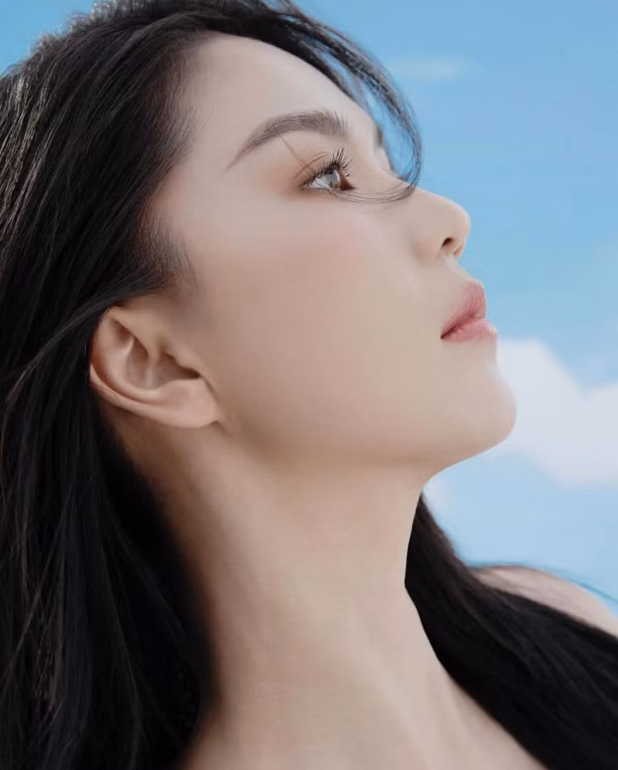 Người mẫu 8X chia sẻ trong quá trình thực hiện bộ ảnh, cô nhận được sự quan tâm, hỗ trợ từ phía ê kíp. “Tôi thấy vui vì sau mọi chuyện, mọi người vẫn yêu thương, bên cạnh tôi. Nghe các bạn nói thèm cảm giác cầm máy quay clip cho tôi mà thấy thương. Rồi tôi sẽ trở lại và bắt nhịp được như trước”, cô bộc bạch