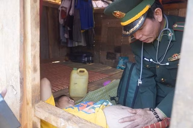 Nếu những "bà bầu" không ra được với trung tâm y tế xã cách đó 30 km để khám thai định kỳ thì "bộ đội Vũ" sẽ đến tận nhà thăm khám