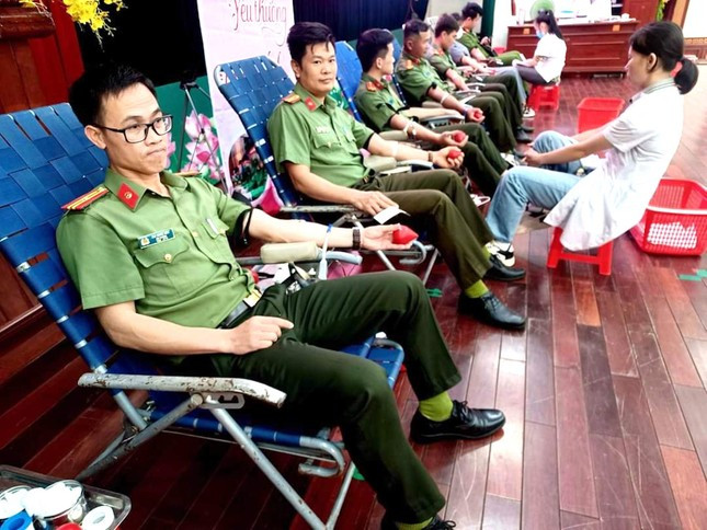 Cán bộ, chiến sĩ công an tham gia hiến máu trong khuôn khổ chương trình khởi động Tháng thanh niên