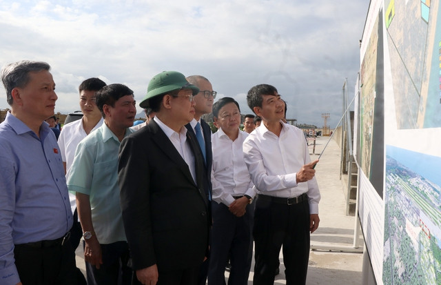 Kiểm tra việc thi công kè chống xói lở do sóng biển Xóm Rớ, phía Đông Sân bay Tuy Hòa