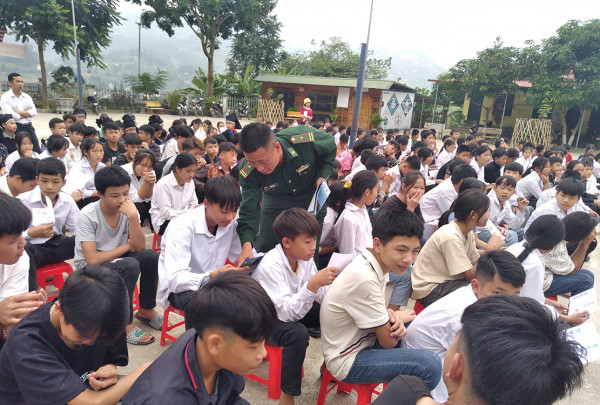 Cán bộ chiến sĩ Đồn Biên phòng Bạch Đích tham gia tuyên truyền tại cơ sở. Cán bộ chiến sĩ Đồn Biên phòng Bạch Đích tham gia tuyên truyền tại cơ sở.