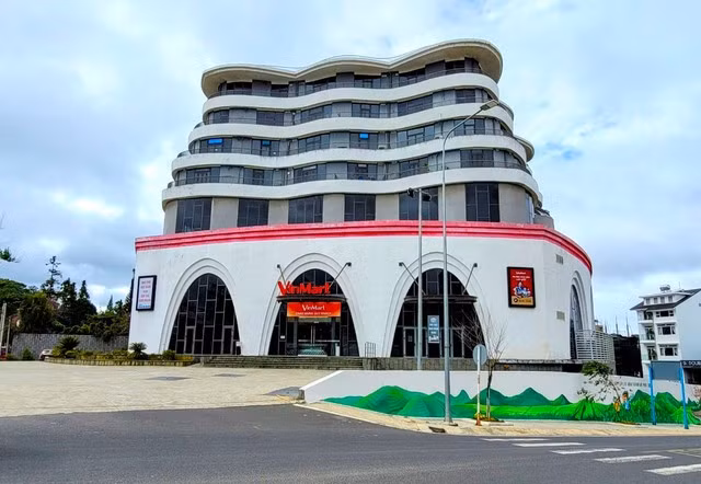 Tòa nhà Dự án Trung tâm thương mại và dịch vụ giải trí tại số 37 Trần Hưng Đạo (phường 10, TP Đà Lạt) hiện nay thường được biết đến với căn hộ ở hơn là trung tâm thương mại. Tòa nhà Dự án Trung tâm thương mại và dịch vụ giải trí tại số 37 Trần Hưng Đạo (phường 10, TP Đà Lạt) hiện nay thường được biết đến với căn hộ ở hơn là trung tâm thương mại.