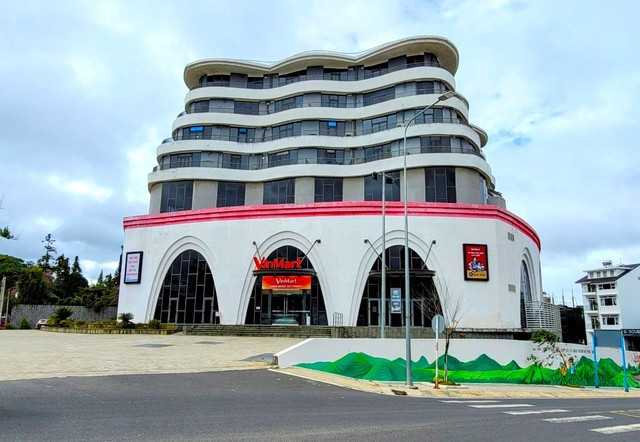 Tòa nhà Dự án Trung tâm thương mại và dịch vụ giải trí tại số 37 Trần Hưng Đạo (phường 10, TP Đà Lạt) hiện nay thường được biết đến với căn hộ ở hơn là trung tâm thương mại.