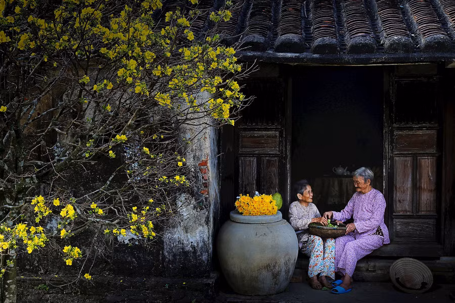 Câu chuyện trước thềm nhà. Ảnh: LÊ TRỌNG KHANG