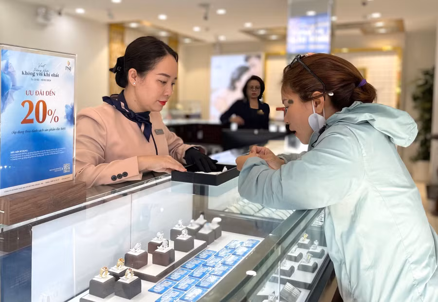 Hệ thống cửa hàng của PNJ đang áp dụng nhiều chương trình ưu đãi hấp dẫn trong dịp 8-3. Ảnh: V.T