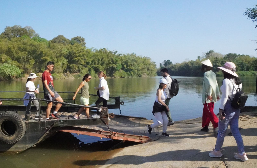 Du khách có xu hướng du lịch bằng đường bộ nhiều hơn trong năm 2024. Du khách có xu hướng du lịch bằng đường bộ nhiều hơn trong năm 2024.