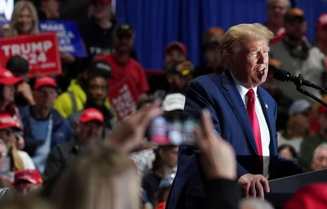 Ông Donald Trump vận động tranh cử tại TP Richmond bang Virginia - Ảnh: REUTERS Ông Donald Trump vận động tranh cử tại TP Richmond bang Virginia - Ảnh: REUTERS