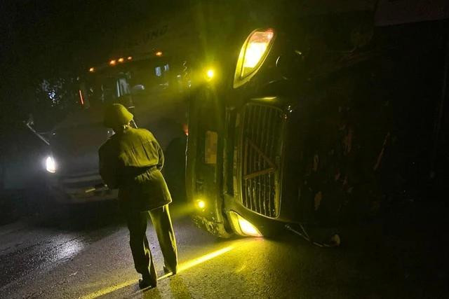 Xe container bị lật sau khi va chạm với xe khách Xe container bị lật sau khi va chạm với xe khách