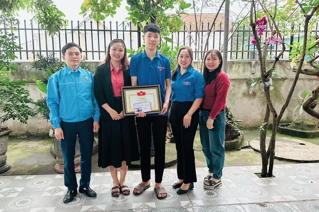 Huyện Đoàn Diễn Châu tặng Giấy khen cho em Cao Xuân Phát vì đã có hành động đẹp