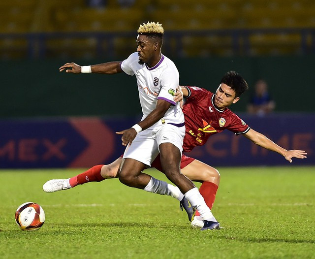 CLB Bình Dương (áo trắng) có cơ hội chiếm đỉnh bảng xếp hạng V-League 2023-2024 nếu thắng CLB TP.HCM CLB Bình Dương (áo trắng) có cơ hội chiếm đỉnh bảng xếp hạng V-League 2023-2024 nếu thắng CLB TP.HCM