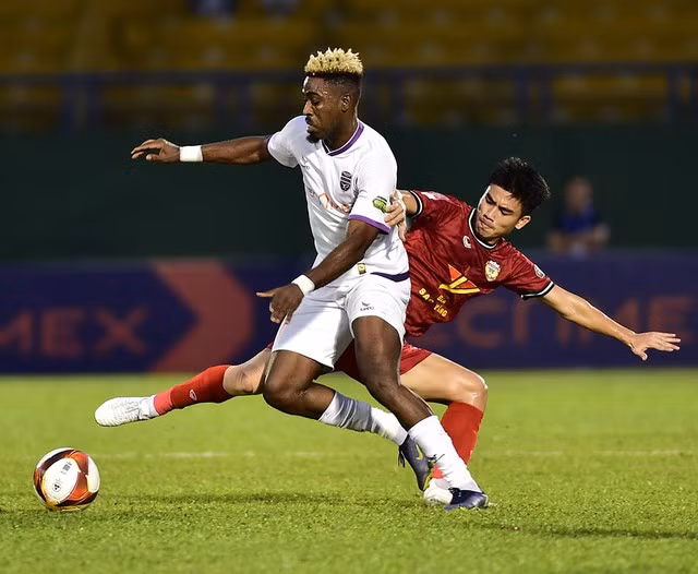 CLB Bình Dương (áo trắng) có cơ hội chiếm đỉnh bảng xếp hạng V-League 2023-2024 nếu thắng CLB TP.HCM