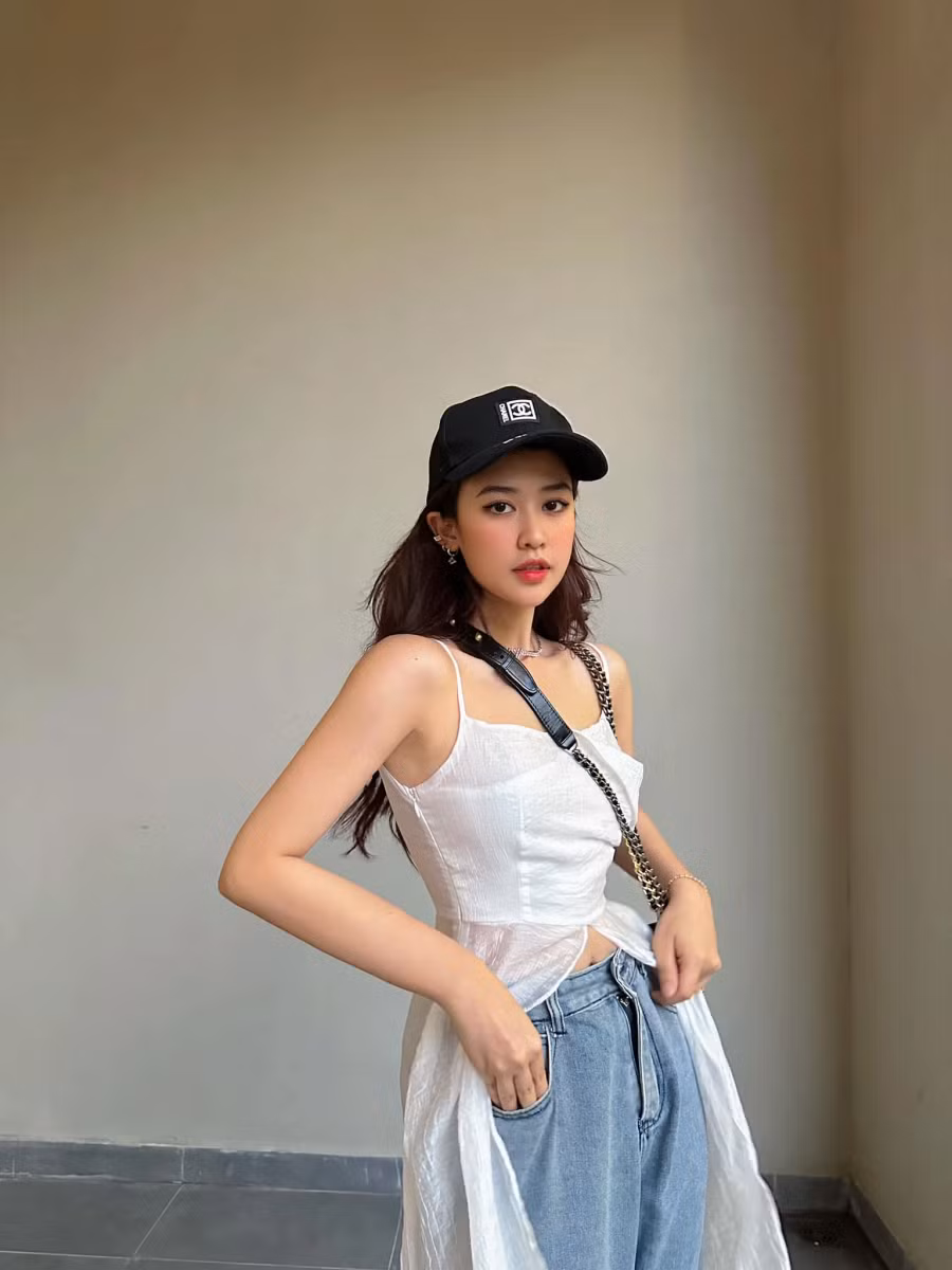 Quyên Qui nói để nhập vai tiểu thư trong phim, cô phải vay mượn cảm xúc và dành thời gian chiêm nghiệm về nhân vật. Người đẹp 26 tuổi thấy may mắn vì nhận được sự hỗ trợ của các anh chị trong nghề và ê kíp. “Tuy không qua trường lớp nhưng tôi đã học hỏi nhiều điều trong quá trình quay phim. Hy vọng qua tác phẩm này, mọi người sẽ công nhận tôi là diễn viên có thực lực”, cô cho hay