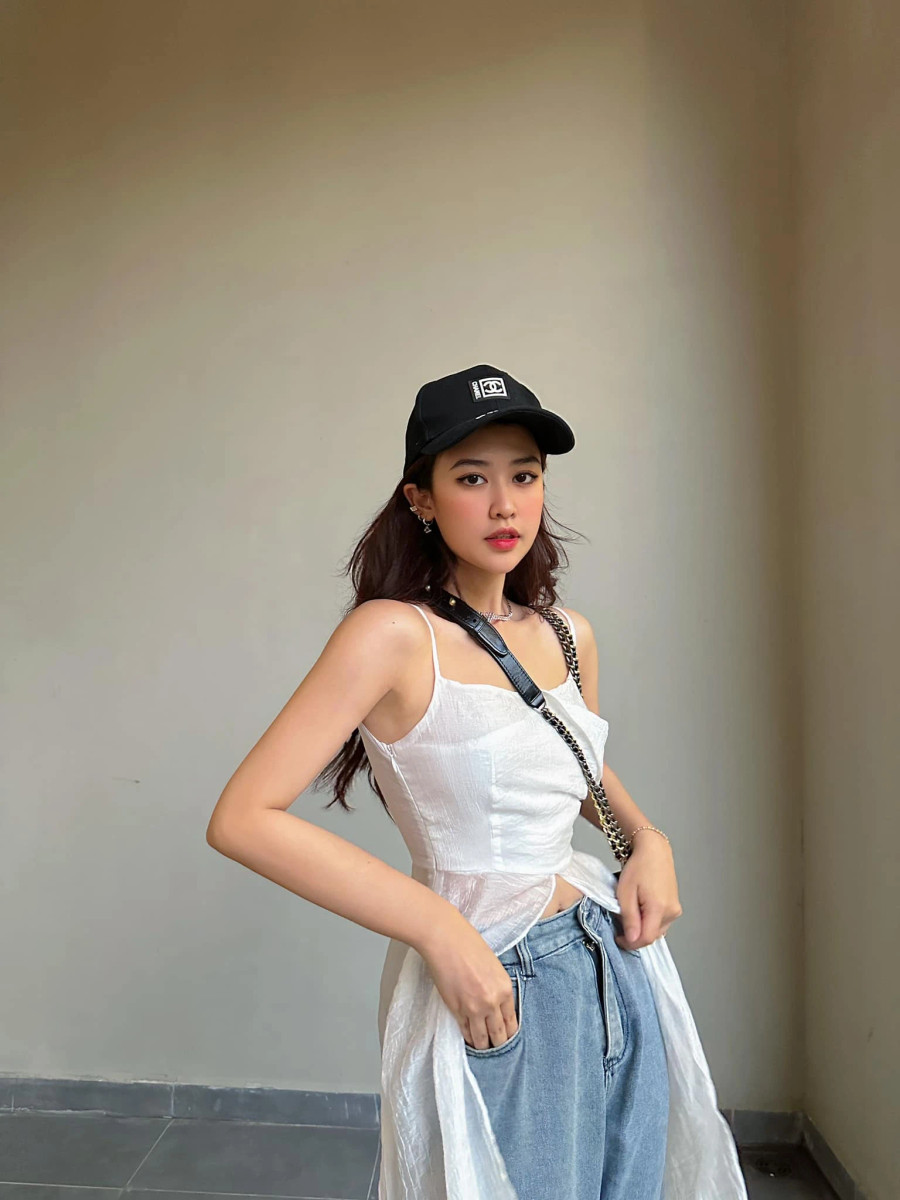 Quyên Qui nói để nhập vai tiểu thư trong phim, cô phải vay mượn cảm xúc và dành thời gian chiêm nghiệm về nhân vật. Người đẹp 26 tuổi thấy may mắn vì nhận được sự hỗ trợ của các anh chị trong nghề và ê kíp. “Tuy không qua trường lớp nhưng tôi đã học hỏi nhiều điều trong quá trình quay phim. Hy vọng qua tác phẩm này, mọi người sẽ công nhận tôi là diễn viên có thực lực”, cô cho hay Quyên Qui nói để nhập vai tiểu thư trong phim, cô phải vay mượn cảm xúc và dành thời gian chiêm nghiệm về nhân vật. Người đẹp 26 tuổi thấy may mắn vì nhận được sự hỗ trợ của các anh chị trong nghề và ê kíp. “Tuy không qua trường lớp nhưng tôi đã học hỏi nhiều điều trong quá trình quay phim. Hy vọng qua tác phẩm này, mọi người sẽ công nhận tôi là diễn viên có thực lực”, cô cho hay