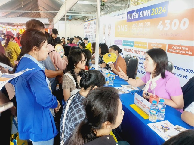 Thí sinh tham gia tìm hiểu ngành học tại buổi tư vấn tuyển sinh ngày 3/3 do báo Tuổi Trẻ tổ chức. Ảnh: Nguyễn Dũng Thí sinh tham gia tìm hiểu ngành học tại buổi tư vấn tuyển sinh ngày 3/3 do báo Tuổi Trẻ tổ chức. Ảnh: Nguyễn Dũng