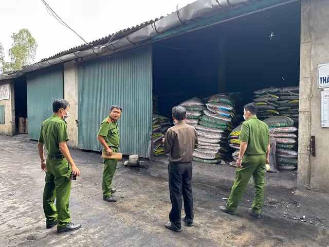 Lực lượng công an khám xét nơi sản xuất phân bón giả