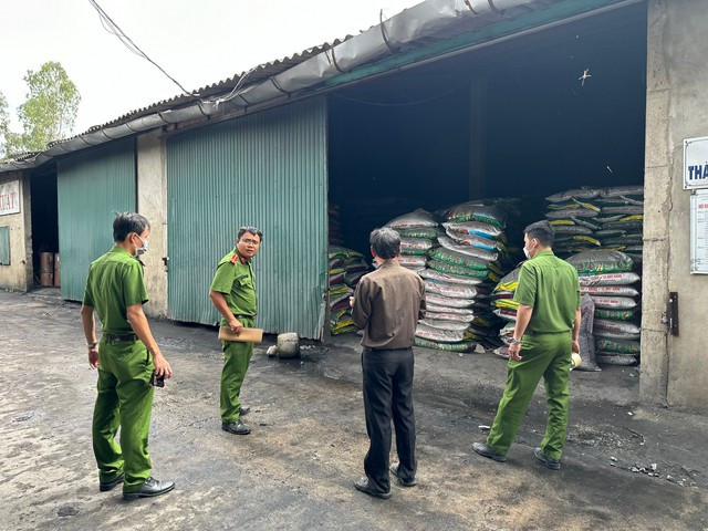 Lực lượng công an khám xét nơi sản xuất phân bón giả