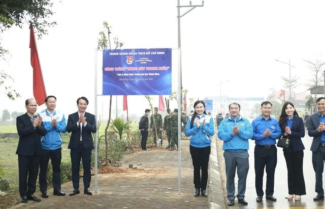 Bí thư T.Ư Đoàn Nguyễn Phạm Duy Trang cùng các đại biểu khánh thành công trình "Hàng cây thanh niên" Bí thư T.Ư Đoàn Nguyễn Phạm Duy Trang cùng các đại biểu khánh thành công trình "Hàng cây thanh niên"