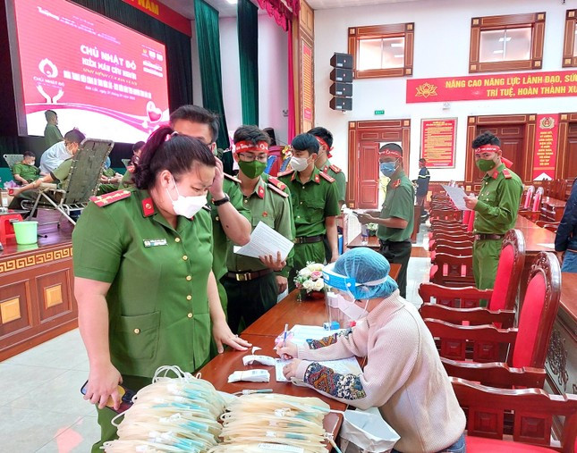 Bên cạnh đó, chị còn vận động đoàn viên, thanh niên tham gia chương trình Chủ Nhật Đỏ của báo Tiền Phong; Hành trình đỏ, Giọt Hồng Tây Nguyên, Giọt máu hồng hè... thu hút gần 500 lượt đoàn viên, thanh niên tham gia. Bên cạnh đó, chị còn vận động đoàn viên, thanh niên tham gia chương trình Chủ Nhật Đỏ của báo Tiền Phong; Hành trình đỏ, Giọt Hồng Tây Nguyên, Giọt máu hồng hè... thu hút gần 500 lượt đoàn viên, thanh niên tham gia.