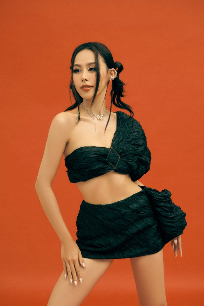 Nàng hậu thể hiện sáng tạo và thần thái tự tin trong mỗi khung hình, lan tỏa thông điệp theo đuổi đam mê của những cô gái trẻ. (Ảnh: CTV/Vietnam+)