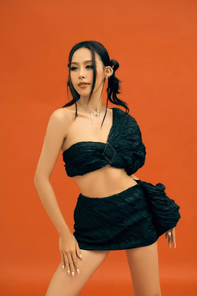 Nàng hậu thể hiện sáng tạo và thần thái tự tin trong mỗi khung hình, lan tỏa thông điệp theo đuổi đam mê của những cô gái trẻ. (Ảnh: CTV/Vietnam+)