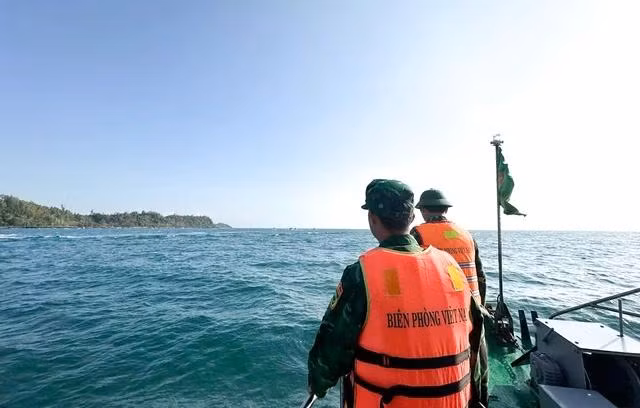 Lực lượng biên phòng Quảng Ngãi tìm kiếm 2 ngư dân mất tích trên biển