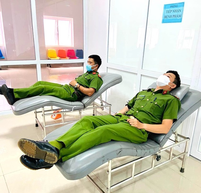 Ngoài ra, nữ đại úy vận động nhiều cán bộ, chiến sĩ đăng ký tham gia ngân hàng máu sống thuộc Câu lạc bộ “Giọt Hồng” Đoàn Thanh niên Công an tỉnh, sẵn sàng hiến máu cứu người trong các trường hợp khẩn cấp. Đại úy Thủy là đầu mối liên hệ mỗi khi có những ca cần hỗ trợ hiến máu đột xuất tại bệnh viện. Ngoài ra, nữ đại úy vận động nhiều cán bộ, chiến sĩ đăng ký tham gia ngân hàng máu sống thuộc Câu lạc bộ “Giọt Hồng” Đoàn Thanh niên Công an tỉnh, sẵn sàng hiến máu cứu người trong các trường hợp khẩn cấp. Đại úy Thủy là đầu mối liên hệ mỗi khi có những ca cần hỗ trợ hiến máu đột xuất tại bệnh viện.