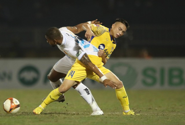 Rafaelson (áo trắng) bị kèm chặt trong hiệp 1