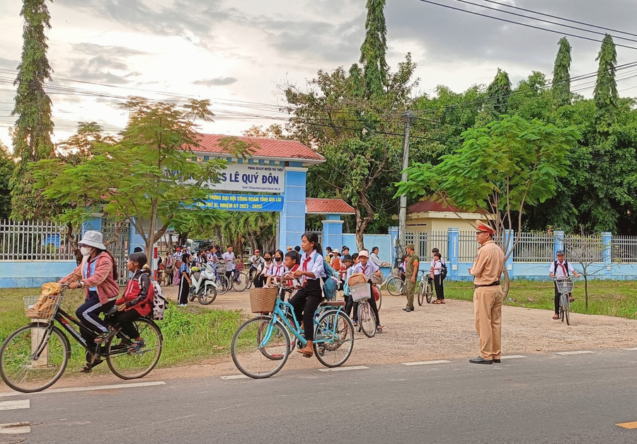 Lực lượng Cảnh sát Giao thông Công an huyện Phú Thiện phân luồng giao thông tại khu vực cổng Trường THCS Lê Quý Đôn, xã Ia Peng. Ảnh: H.S Lực lượng Cảnh sát Giao thông Công an huyện Phú Thiện phân luồng giao thông tại khu vực cổng Trường THCS Lê Quý Đôn, xã Ia Peng. Ảnh: H.S