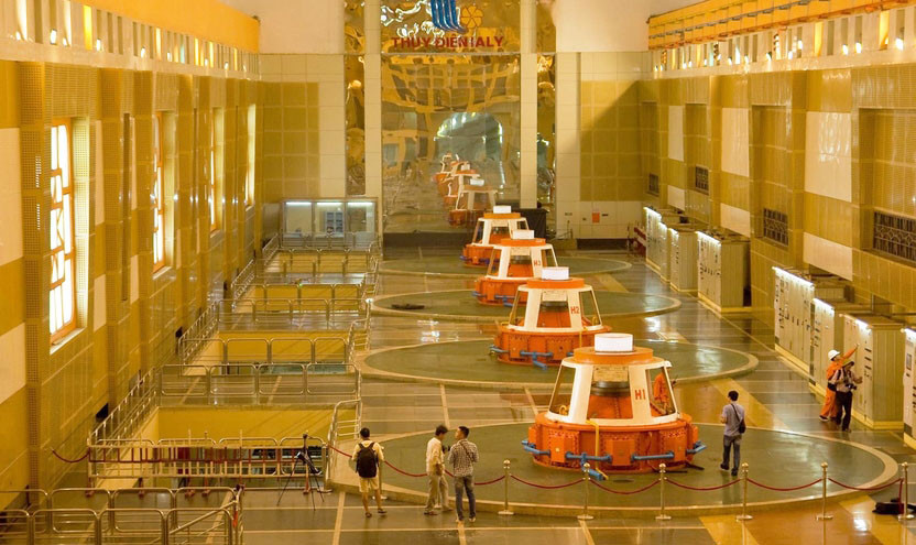 Du khách tham quan gian máy ngầm Thủy điện Ia Ly. Ảnh: Huy Tịnh