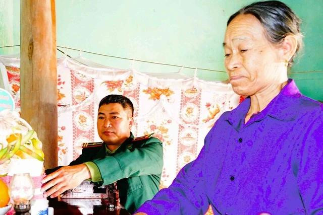 Bà Nguyễn Thị Diền và con trai Nguyễn Vũ Sỹ Bà Nguyễn Thị Diền và con trai Nguyễn Vũ Sỹ