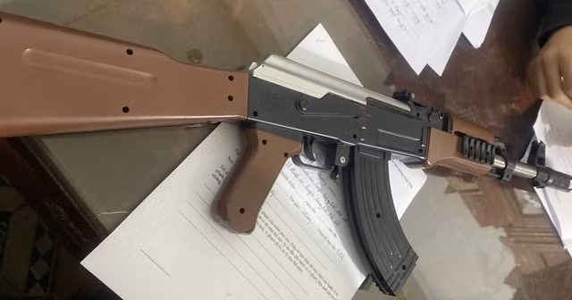 Khẩu súng nhựa mà thiếu niên mang theo trên đường