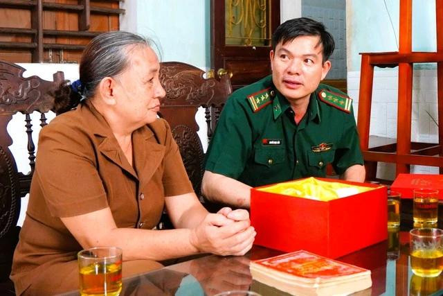 Thượng tá Nguyễn Ngọc Cẩm (Phó chủ nhiệm Chính trị, BĐBP Nghệ An) thăm hỏi động viên bà Hoàng Thị Bích Nhật, vợ anh hùng - liệt sĩ Võ Đại Huệ