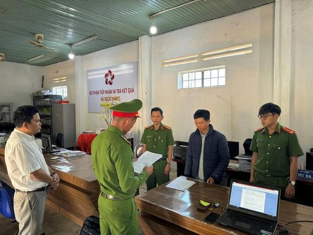 Cơ quan công an thi hành lệnh khám xét khẩn cấp nơi làm việc của Bùi Thu Ba (áo đen) Cơ quan công an thi hành lệnh khám xét khẩn cấp nơi làm việc của Bùi Thu Ba (áo đen)