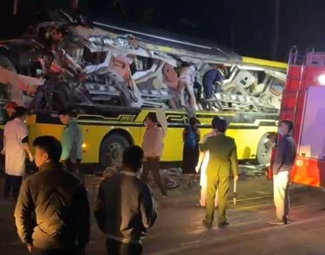 Chiếc xe khách bị xé toạc, nhiều người thương vong sau khi va chạm với xe container trên QL2 Chiếc xe khách bị xé toạc, nhiều người thương vong sau khi va chạm với xe container trên QL2