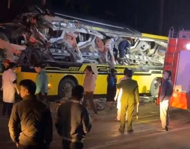 Chiếc xe khách bị xé toạc, nhiều người thương vong sau khi va chạm với xe container trên QL2