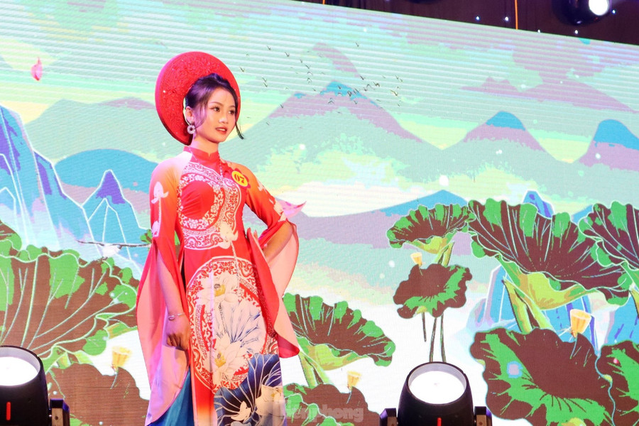 Các thí sinh thực hiện phần thi trang phục tự chọn. Đây là phần thi để các thí sinh thể hiện cá tính cũng như sở thích thời trang của bản thân.