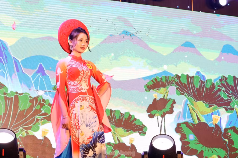 Các thí sinh thực hiện phần thi trang phục tự chọn. Đây là phần thi để các thí sinh thể hiện cá tính cũng như sở thích thời trang của bản thân.