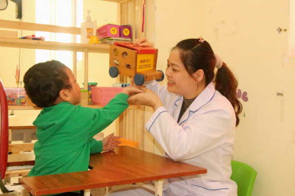 Điều dưỡng Nguyễn Thị Quỳnh Trang có 12 năm trực tiếp dạy trẻ mắc bệnh đặc biệt
