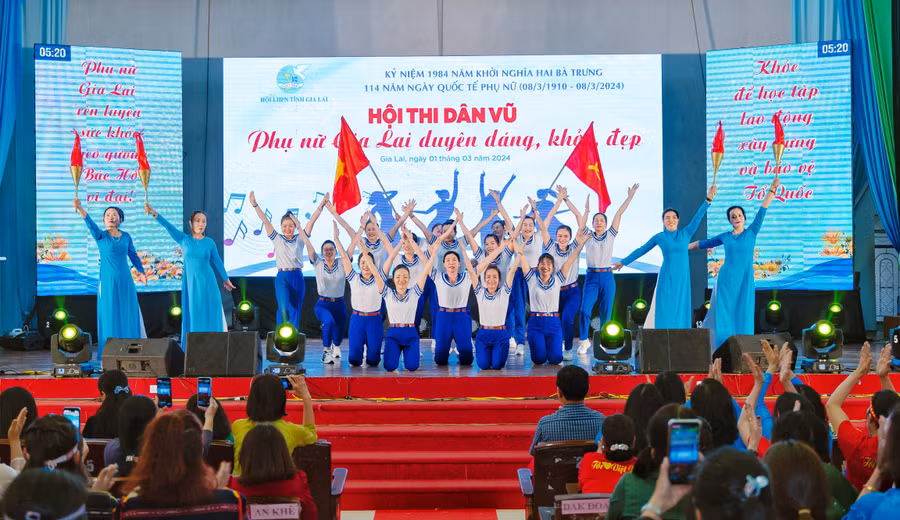 Hội LHPN thị xã An Khê xuất sắc giành giải nhất với tiết mục dân vũ trên nền nhạc ca khúc "Tổ quốc gọi tên mình". Ảnh: M.C Hội LHPN thị xã An Khê xuất sắc giành giải nhất với tiết mục dân vũ trên nền nhạc ca khúc "Tổ quốc gọi tên mình". Ảnh: M.C