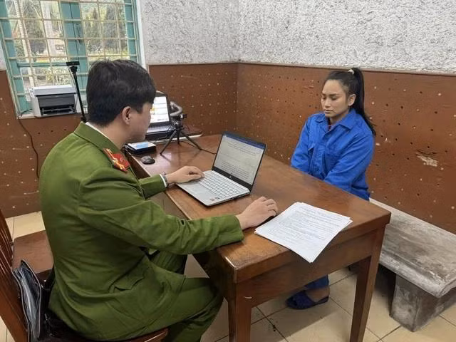 Bị can Lê Thu Hồng Ngọc tại bị bắt giam để điều tra về hành vi cố ý gây thương tích