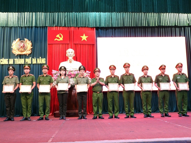 Đại tá Phan Văn Dũng, Phó giám đốc Công an TP.Đà Nẵng (giữa), trao giấy khen cho các tập thể, cá nhân Đại tá Phan Văn Dũng, Phó giám đốc Công an TP.Đà Nẵng (giữa), trao giấy khen cho các tập thể, cá nhân