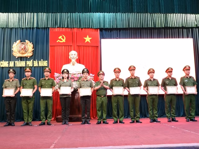 Đại tá Phan Văn Dũng, Phó giám đốc Công an TP.Đà Nẵng (giữa), trao giấy khen cho các tập thể, cá nhân