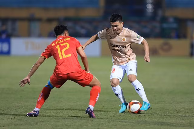 Nguyễn Quang Hải (phải) cùng đội Công an Hà Nội trên đà thăng hoa ở V-League 2023-2024